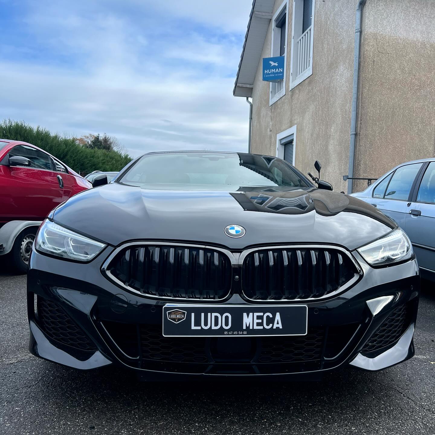 BMW Série 8 noire avec plaque personnalisée LudoMeca - garage automobile toutes marques