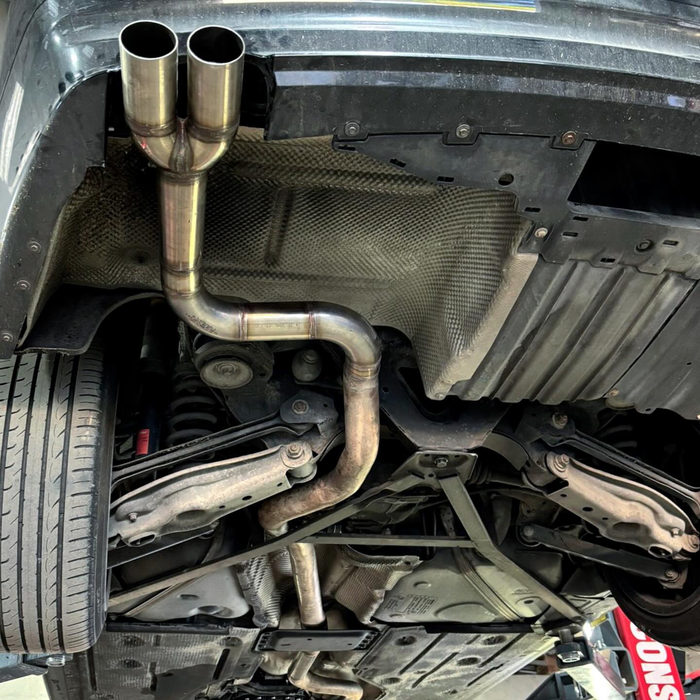 Ligne d'échappement inox sport double sortie vue de dessous véhicule - préparation automobile LudoMeca