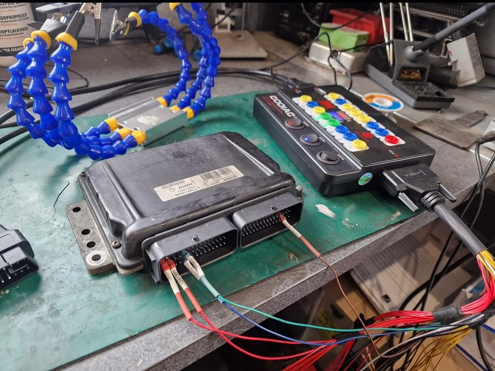 Calculateur ECU automobile connecté à un outil de reprogrammation sur établi - diagnostic électronique LudoMeca