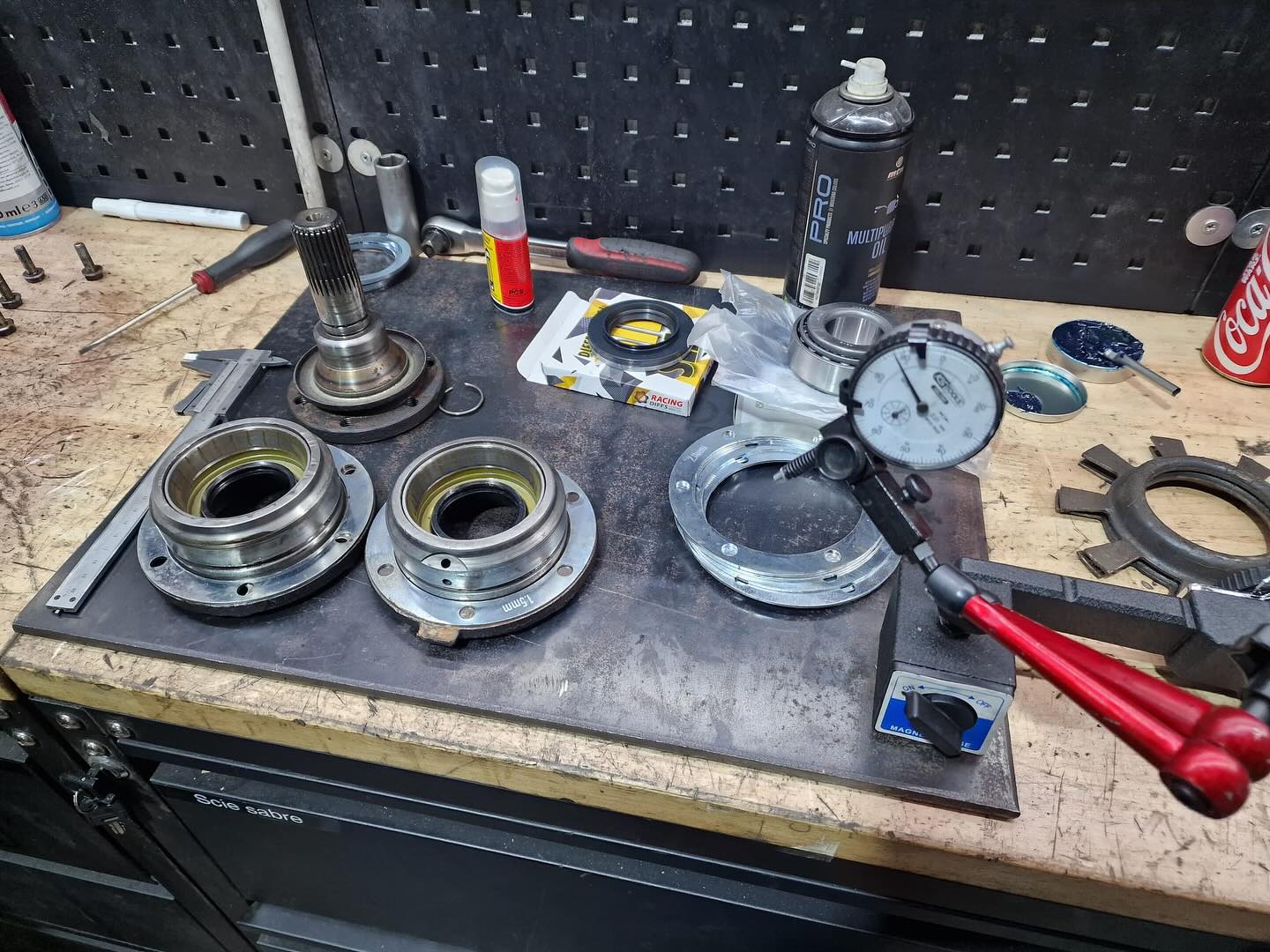 Roulements, paliers de transmission et comparateur de précision sur établi de mécanique - LudoMeca garage automobile